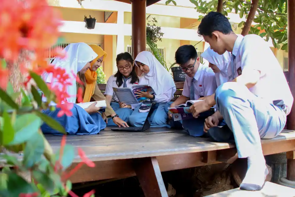 Memahami Kecerdasan Emosional dalam Konteks Pendidikan - Pengenalan konsep kecerdasan emosional dan perannya dalam pendidikan