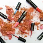 Tingkatkan pengetahuan Anda tentang bahan dasar lipstik dan dampaknya terhadap kesehatan kulit Anda. Temukan pilihan lipstik yang aman dan ramah lingkungan.