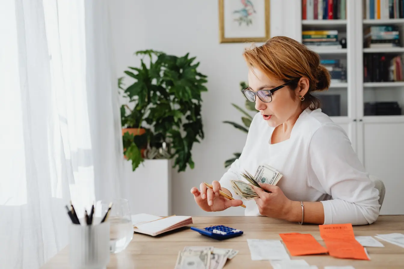 Memahami Frugal Living sebagai Gaya Hidup Hemat untuk Kehidupan Sehari-hari yang Lebih Efisien dan Berkelanjutan. Temukan cara hemat yang efisien dalam kehidupan sehari-hari.