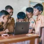 Strategi Efektif Menerapkan Proyek Pembelajaran Teknologi untuk Meningkatkan Literasi Digital di Sekolah Dasar Indonesia. Temukan cara meningkatkan literasi digital anak Anda hari ini!