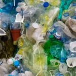 Teknologi berbasis AI dan IoT sebagai upaya meminimalisir limbah plastik. Baca sekarang dan temukan bagaimana AI dan IoT bisa berkolaborasi dalam menjaga bumi kita.